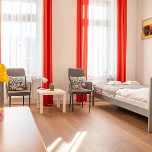 City Studio For 2, Near Sonnenallee Apartment