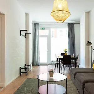 Freshly Renovated 2br&lr+walk-in Rainshower Apartment