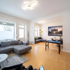 Massagesessel, King-sized Bed, Billardtisch, 2 Couches Apartment